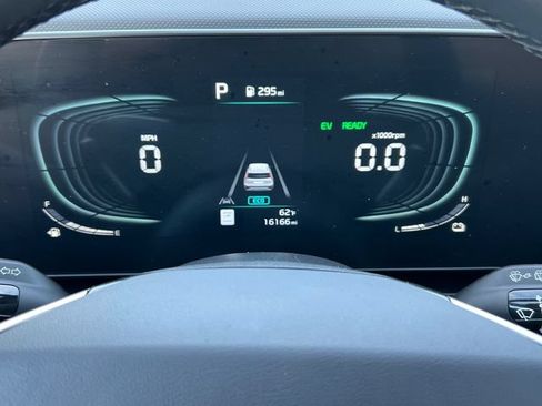 Used 2024 Kia Niro EX FWD image 16