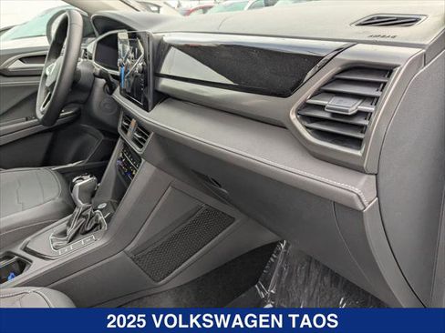 New 2025 Volkswagen Taos SE FWD image 18