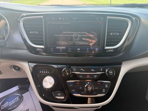 Used 2024 Chrysler Pacifica Touring-L FWD image 36
