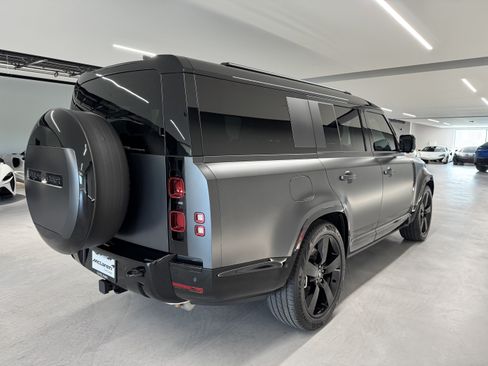 Used 2025 Land Rover Defender 130 X-Dynamic SE AWD/4WD image 8