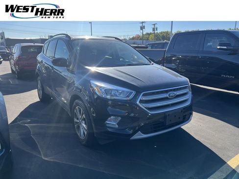 Used 2017 Ford Escape SE w/ Equipment Group 201A image 1