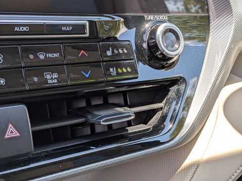Used 2021 Toyota Highlander Platinum FWD image 35