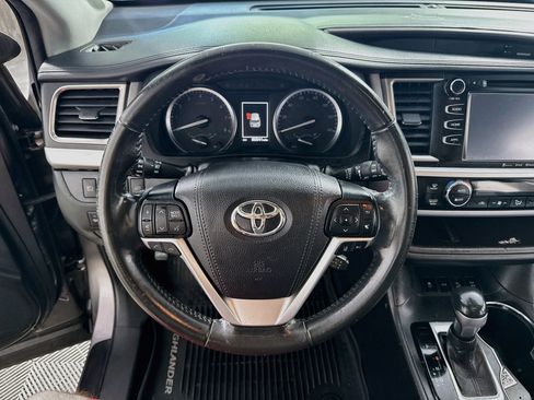 Used 2019 Toyota Highlander XLE w/ Carpet Mat Package (TMS) AWD/4WD image 13