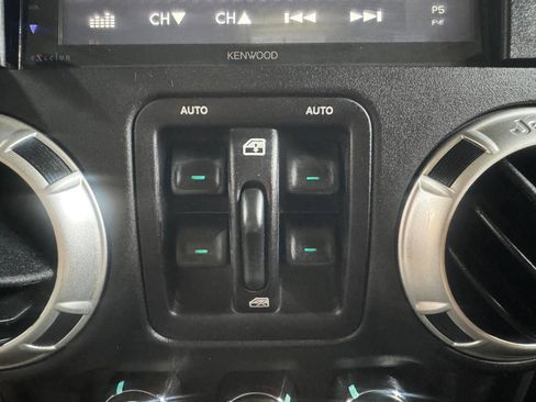 Used 2016 Jeep Wrangler Unlimited Rubicon w/ Connectivity Group AWD/4WD image 26