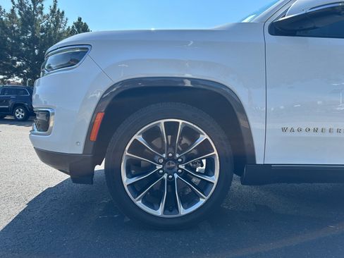 Used 2022 Jeep Wagoneer Series III w/ Premium Group I AWD/4WD image 10