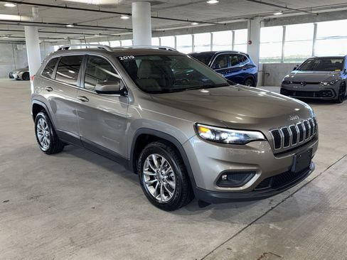 Used 2019 Jeep Cherokee Latitude Plus FWD image 1