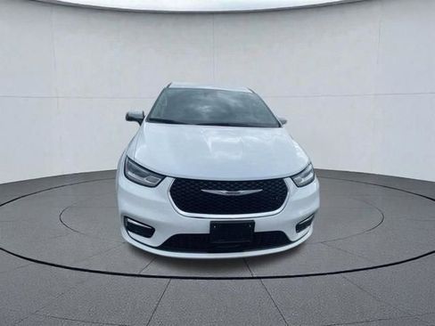 Used 2023 Chrysler Pacifica Touring-L FWD image 2