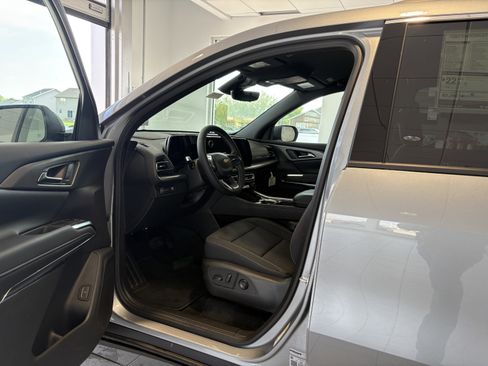 New 2026 Chevrolet Traverse LT w/ Driver Confidence Package FWD image 9