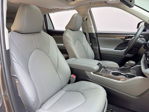 Used 2024 Toyota Highlander Limited AWD/4WD image 39