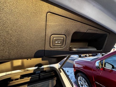 Used 2025 Cadillac XT5 Premium Luxury image 8