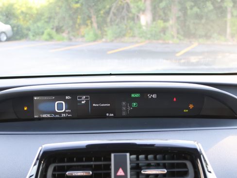 Used 2020 Toyota Prius XLE AWD/4WD image 28
