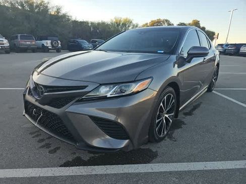 Used 2020 Toyota Camry SE image 1