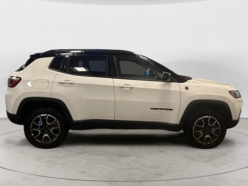 Used 2025 Jeep Compass Trailhawk AWD/4WD image 6