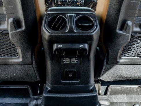 Used 2022 Jeep Wrangler Unlimited Rubicon w/ LED Lighting Group AWD/4WD image 33