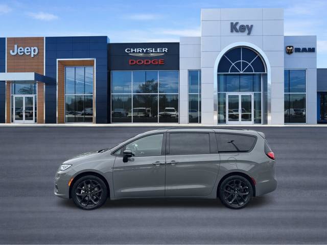 Used 2025 Chrysler Pacifica Limited FWD image 2