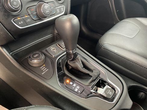 Used 2019 Jeep Cherokee Limited AWD/4WD image 24
