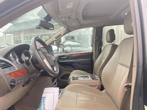 Used 2016 Chrysler Town & Country Touring-L image 9