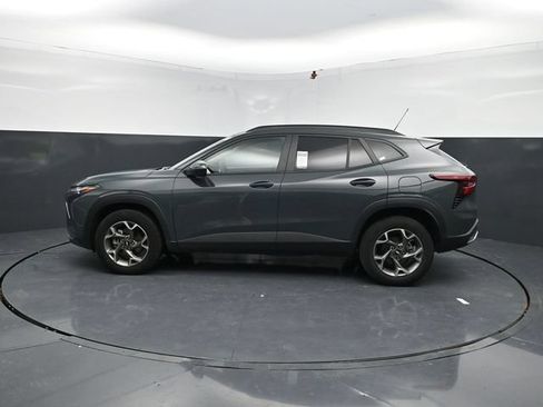 Used 2025 Chevrolet Trax LT FWD image 5