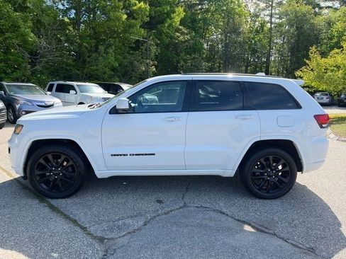 Used 2017 Jeep Grand Cherokee Altitude AWD/4WD image 2
