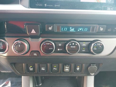 Used 2016 Toyota Tacoma TRD Off-Road w/ Premium & Technology Package image 21