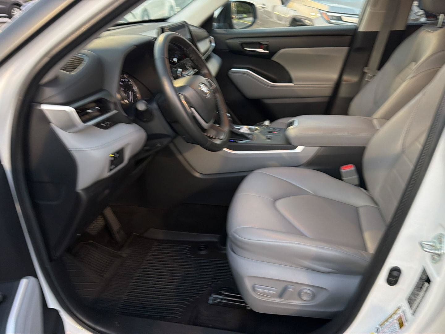 Certified 2023 Toyota Highlander XLE FWD image 10