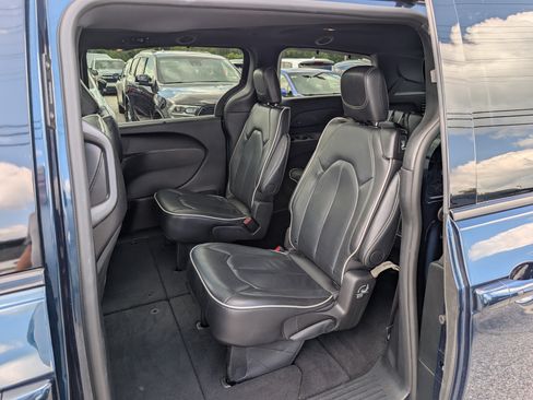 Used 2025 Chrysler Pacifica Limited FWD image 16