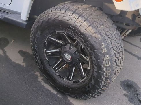 Used 2018 Jeep Wrangler Unlimited Sahara w/ Connectivity Group image 4