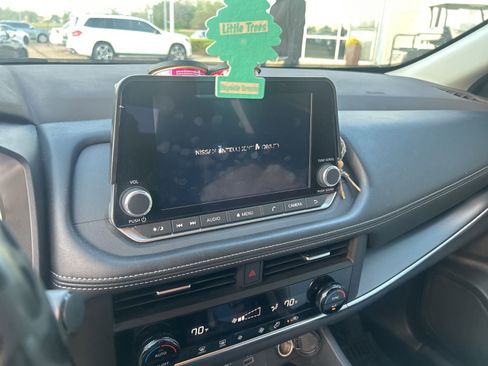 Used 2023 Nissan Rogue SV image 8