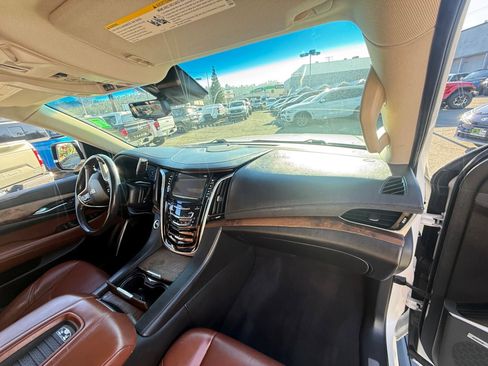 Used 2019 Cadillac Escalade Premium Luxury image 18