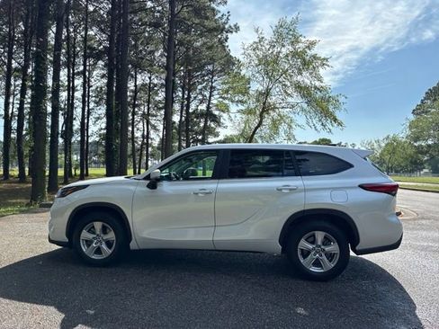 Used 2023 Toyota Highlander L FWD image 6
