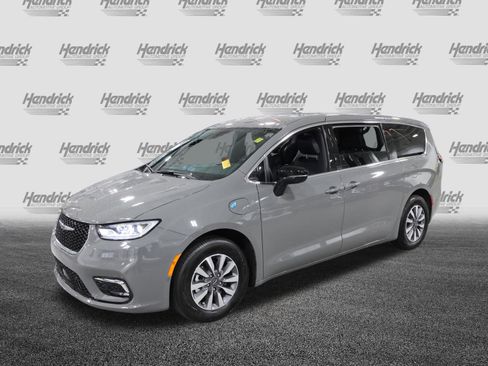 Used 2025 Chrysler Pacifica Select image 5