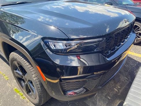 Used 2023 Jeep Grand Cherokee Limited w/ Black Appearance Package AWD/4WD image 3