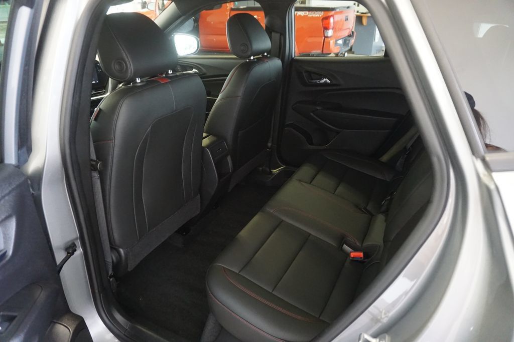 Used 2024 Chevrolet Trax RS w/ Sunroof Package FWD image 22