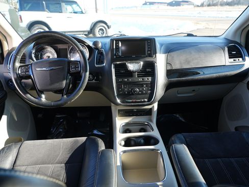 Used 2016 Chrysler Town & Country Limited image 27