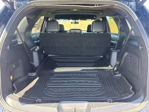 Used 2017 Ford Explorer XLT w/ Equipment Group 202A FWD image 17