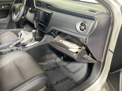 Used 2017 Toyota Corolla SE w/ SE Premium Package FWD image 35