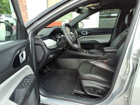Used 2025 Jeep Compass Limited AWD/4WD image 9