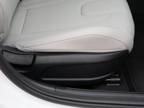 New 2025 Hyundai Elantra Limited image 11