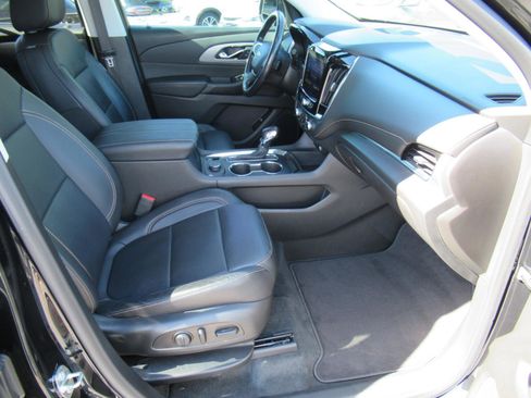 Used 2021 Chevrolet Traverse LT image 11