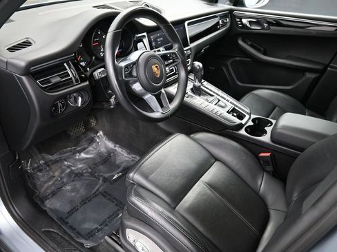 Certified 2021 Porsche Macan image 4