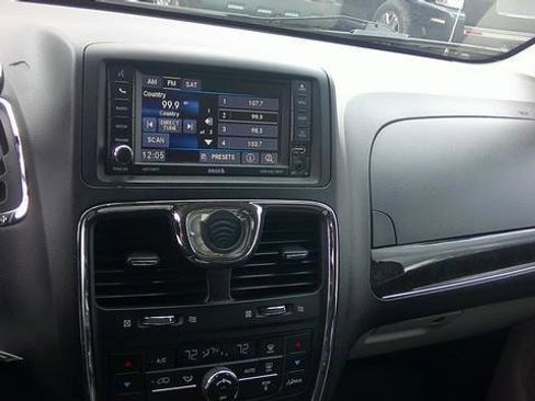 Used 2013 Chrysler Town & Country Touring image 7