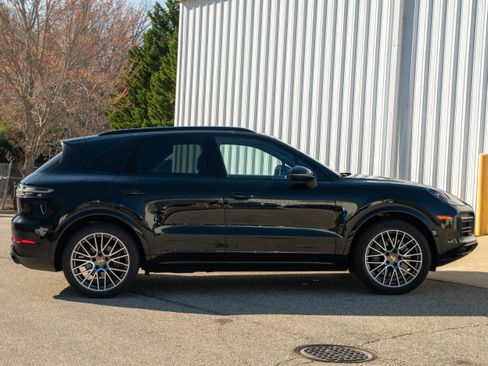 Certified 2023 Porsche Cayenne Platinum Edition image 9
