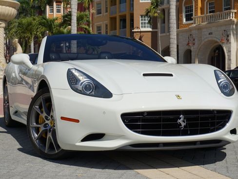 Used 2014 Ferrari California RWD image 44