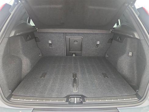 Used 2023 Volvo XC40 B5 Plus image 30