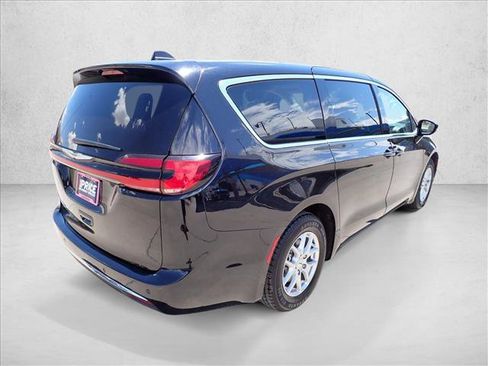 Used 2024 Chrysler Pacifica Touring-L FWD image 4
