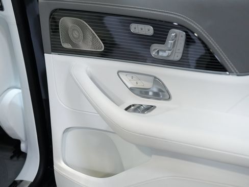 Used 2025 Mercedes-Benz Maybach GLS 600 4MATIC image 32