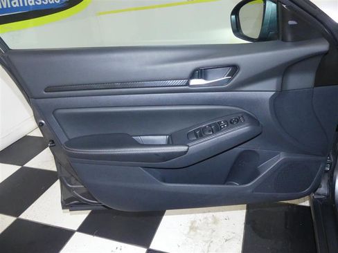 Used 2025 Nissan Altima 2.5 SV image 23