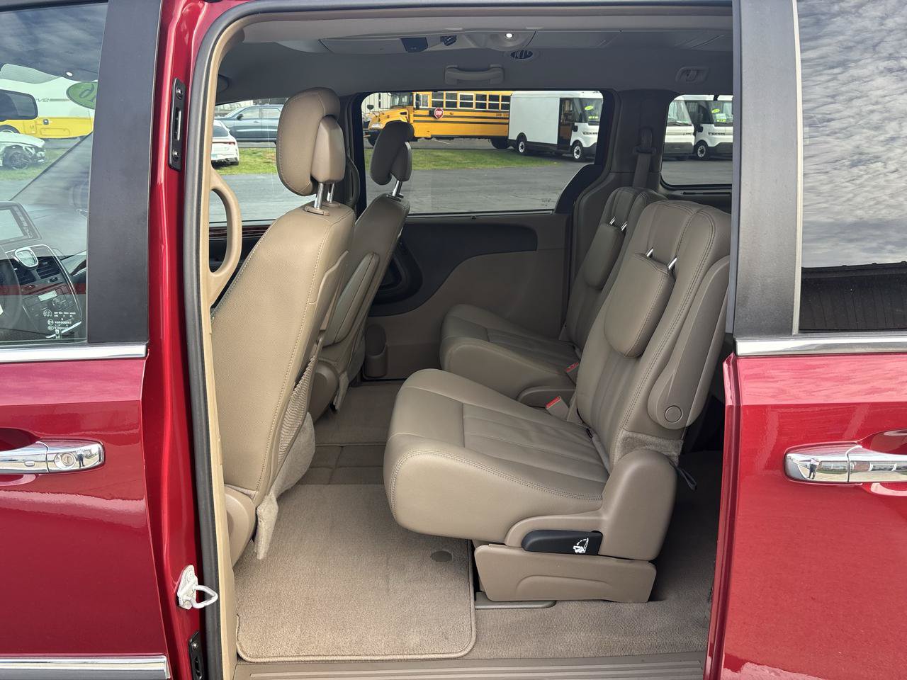 Used 2016 Chrysler Town & Country Touring w/ Driver Convenience Group FWD image 10