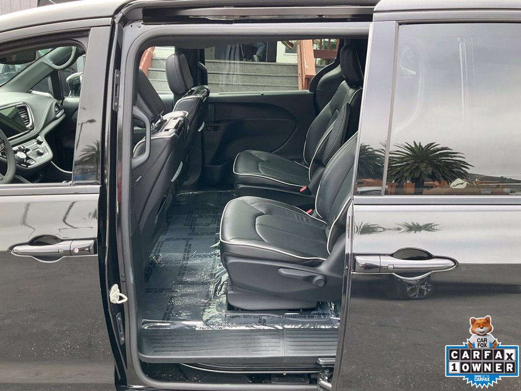 Used 2023 Chrysler Pacifica Limited w/ Uconnect Theater Family Group FWD image 24