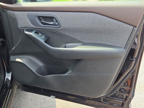 Used 2023 Nissan Rogue S AWD/4WD image 6